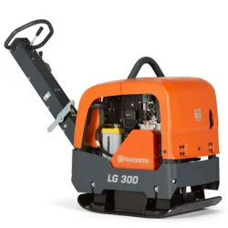 Трамбовка Husqvarna Construction реверсивна бензинова 5300 W, 8.4 к.с., 500 мм, 40 kN, 25 м/мин, LG 300 Трамбовка Husqvarna Construction реверсивна бензинова 5300 W, 8.4 к.с., 500 мм, 40 kN, 25 м/мин, LG 300